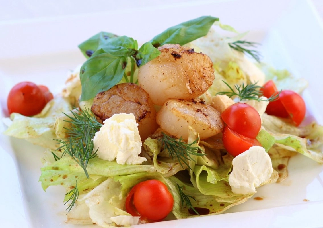 5 простых рецептов салатов из морских гребешков